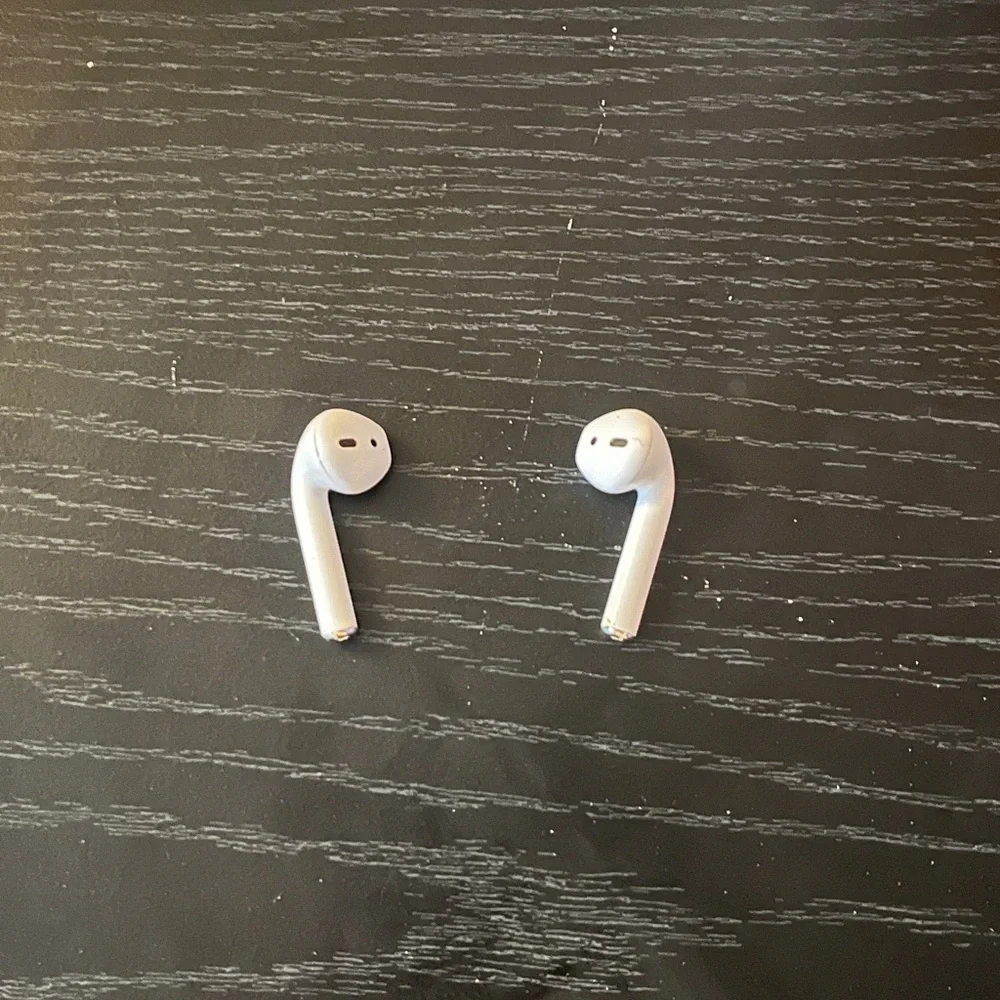 Airpods Gen 1 (DM TO BUY PARTS SEPERATE FOR CHEAPER)